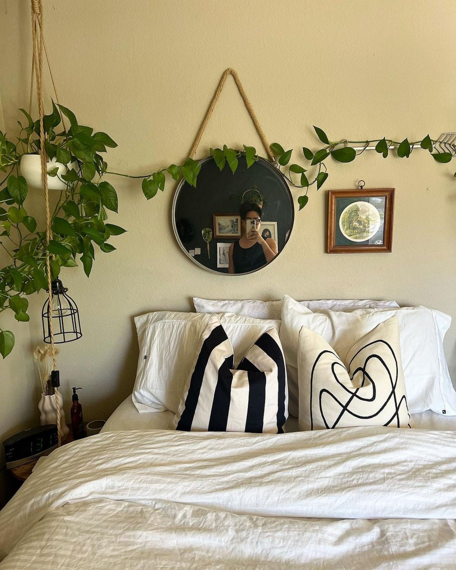 Aesthetic Bedroom Decor if you’re trying to redecorate your bedroom but are having trouble coming up with ideas, try mixing and matching aesthetic bedroom decor. Try adding a full-length mirror, faux hanging vines, floor plants, and chic clothing racks. These are just a few ways to inject some fun and personality into your room. 
